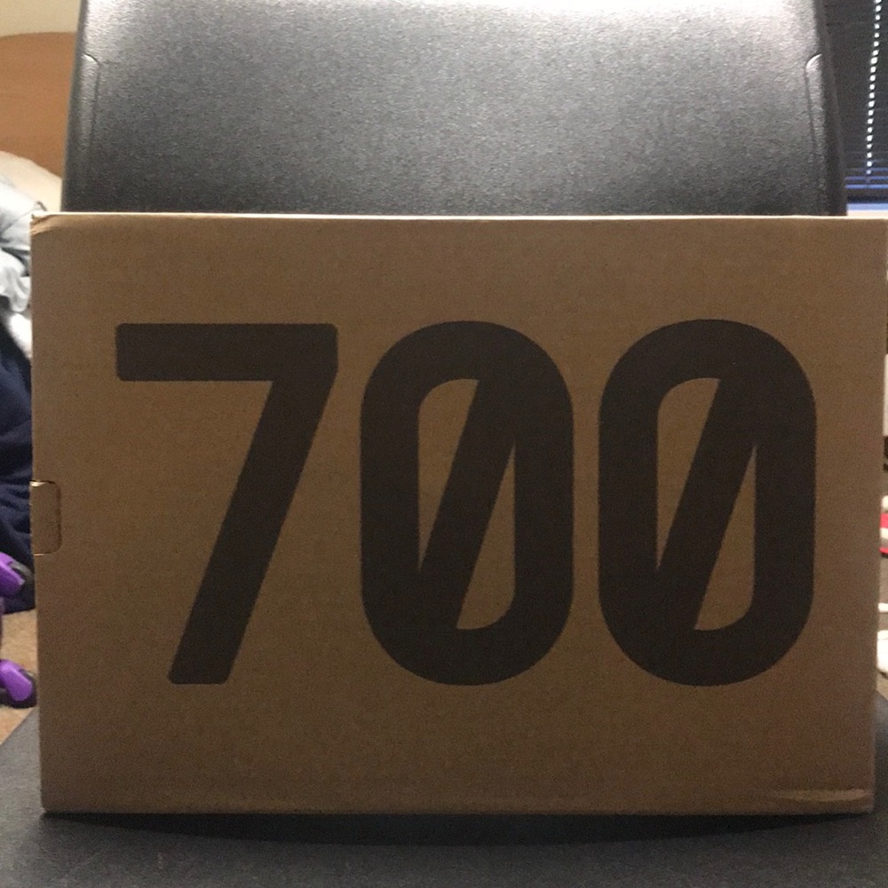 Yeezy Boost 700 Mauve Box